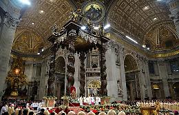 San Pietro, cadono frammenti d'intonaco durante la messa di Papa Francesco