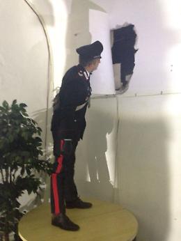 Arrivano i carabinieri, sventato colpo della banda del buco