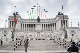 Mattarella all'Altare della Patria: fratellanza tra cittadini e militari