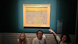 Ambientalisti imbrattano quadro Van Gogh