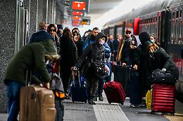 Treni in tilt in tutta Italia, folla e disagi a Napoli centrale