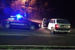 Coppia di giovanissimi napoletani in fuga con auto rubata speronano vettura dei carabinieri