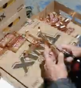 Befana choc: «Così mettono sul mercato snack scaduti»