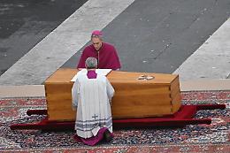 Il Vangelo aperto sul feretro del Papa Emerito