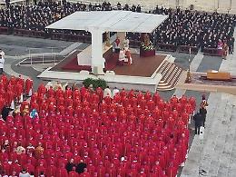 Centomila fedeli sul sagrato di San Pietro per il funerale di Benedetto XVI