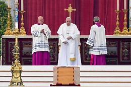 L'addio a Ratzinger, la folla applaude e invoca “Santo subito”