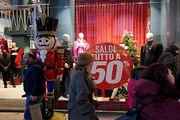Saldi, spesa da 200 euro a testa ma solo per un campano su quattro