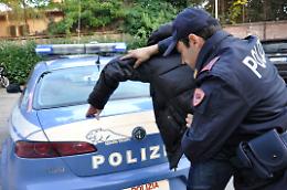 Nigeriano ruba una sedia a rotella all'ospedale e va a rapinare una pasticceria
