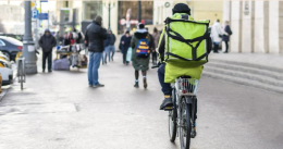 Paga rider con banconota falsa e lo aggredisce, arrestato
