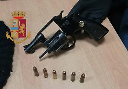 Rione Traiano, pistola nascosta nell'androne di un palazzo