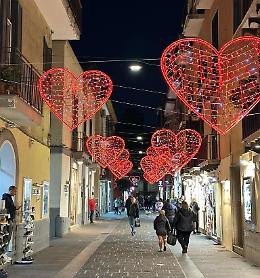 Pozzuoli, le strade del centro storico si colorano per San Valentino
