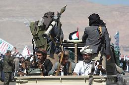 Nuovi raid Usa: «Colpiti missili Houthi nello Yemen»
