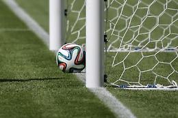 Rivoluzione Fifa: sì alla moviola in campo