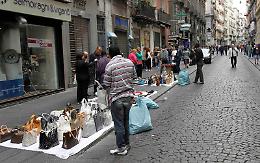 Napoli, venditori ambulanti nelle vie del centro. Sequestrate cover dei cellulari, occhiali, giocattoli
