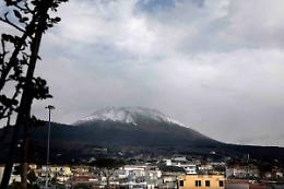 Freddo in Campania e neve sul Vesuvio: chiuso il valico di Chiunzi