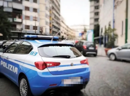 Aggrediscono agenti, coppia in manette