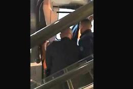 Polizia francese trascina giù da treno migrante incinta VIDEO