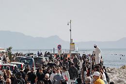 Covid, controlli a Napoli anche in elicottero: 105 multe solo a Pasqua 