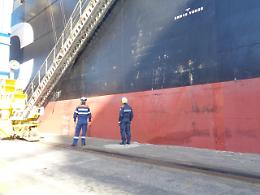 Porto di Napoli, sosta forzata per cargo con bandiera Isole Cook