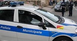 Auto in doppia fila, aggredisce i vigili: arrestato
