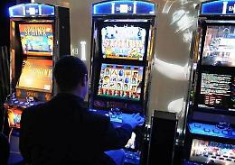 Perde l'incasso della giornata alle slot machine e simula rapina