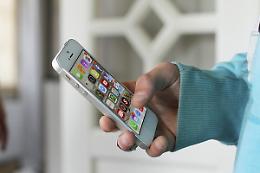 Si fingeva adolescente sui social e chiedeva video hot a minori