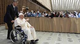 Il Papa arriva in udienza in sedia a rotelle