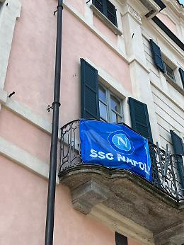 Tifosi del Napoli aggrediti a Varese, sindaco appende la bandiera