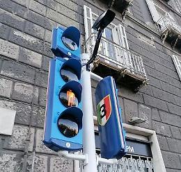 A Napoli un semaforo azzurro per celebrare il terzo scudetto