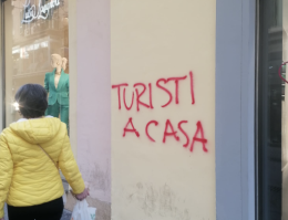 Scritte contro i turisti a Chiaia, «ma la città sta rinascendo»