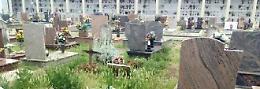 Loculi rotti e tombe al buio, tour nel degrado dei cimiteri napoletani