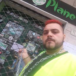 Cannabis, si incatena al suo negozio chiuso