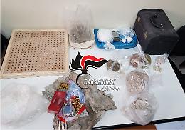 Piscinola, in casa un market della droga e proiettili