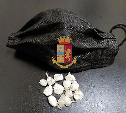 Dosi di cocaina nascoste nella mascherina, arrestato pusher