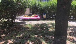 Piazza Medaglie d’Oro, senzatetto e rifiuti nei giardini dedicati a Silvia Ruotolo
