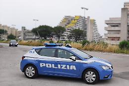Aggredisce la compagna, poi i poliziotti: arrestato