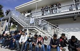 Giù dal terzo piano del centro di accoglienza, muore immigrato 25enne
