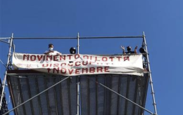 Disoccupati su impalcatura in piazza del Plebiscito