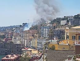 Incendio sulla collina di Posillipo, domate le fiamme: minacciavano ospedale