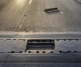 Circumvallazione esterna, pannello si stacca da ponte: danneggiate tre auto