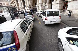 Sciopero taxi a Napoli, disagi alla stazione e al Beverello