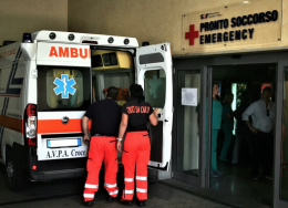 In strada quasi svenuta e con un feto in un sacchetto
