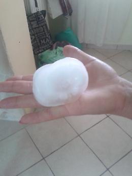 Tempesta di grandine a Napoli, ferito un bambino. Il sindaco di Pozzuoli chiede lo stato di calamità