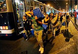 Immigrati, in migliaia passano il confine austriaco