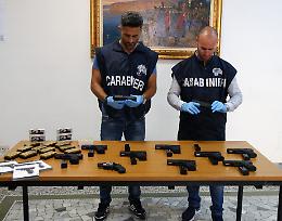 Arsenale nascosto nei sedili posteriori dell'auto: insospettabile corriere bloccato sull'autostrada