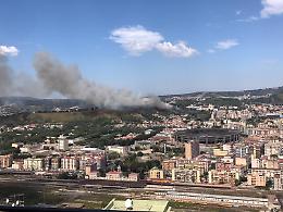 Vasto incendio nella zona di Monte Sant'Angelo a Napoli