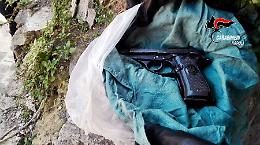 Blitz alla Cisternina, scovate droga e armi: un arresto e otto denunciati