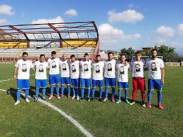 Agente ucciso, omaggio degli ex compagni della squadra di calcio: Pierluigi sulle magliette