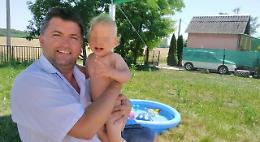 Ucciso a 2 anni dalla mamma, il papà: «Durante la gravidanza si tirava pugni in pancia, voleva dargli fuoco»