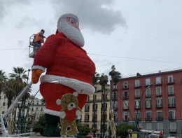 Napoli, dopo le luminarie arriva anche Babbo Natale